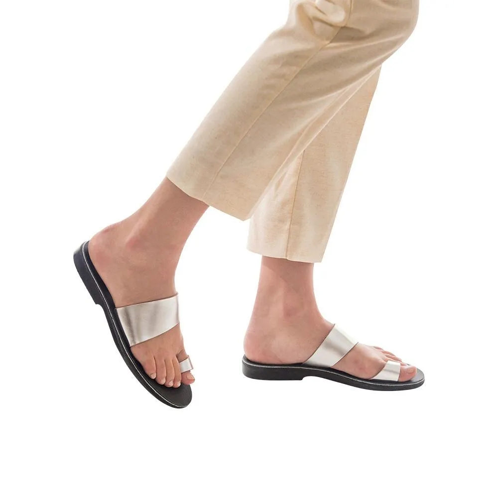 Abra - Leather Toe Loop Sandal | Silver